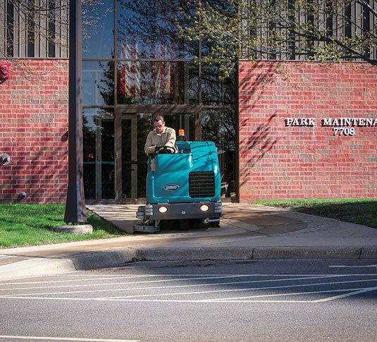 Tennant T20 室内／户外工业重载型洗地机清洁停车场